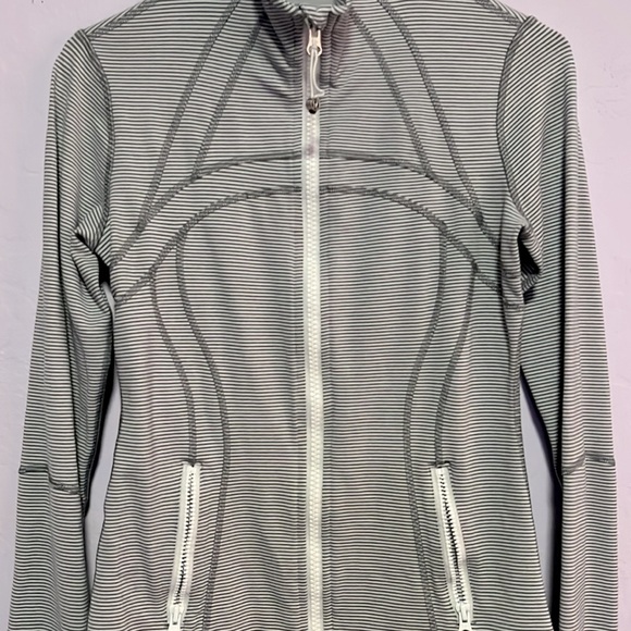 In good condition Lululemon sweater color white with grey size 6 - Picture 1 of 3